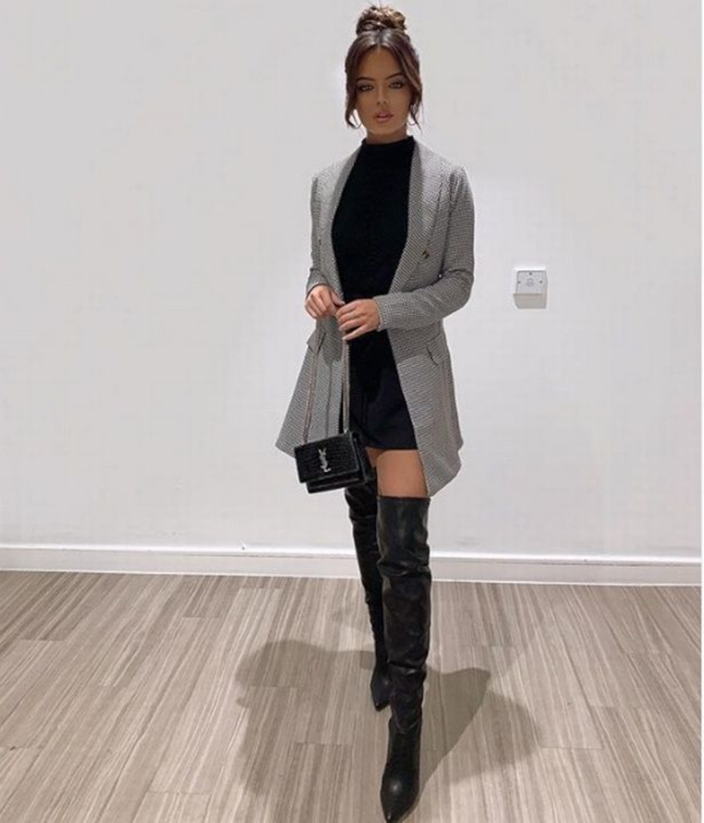 Jeune femme discrète cherche connexion intense avec dominant patient à Talence rencontre- BDSM-Talence